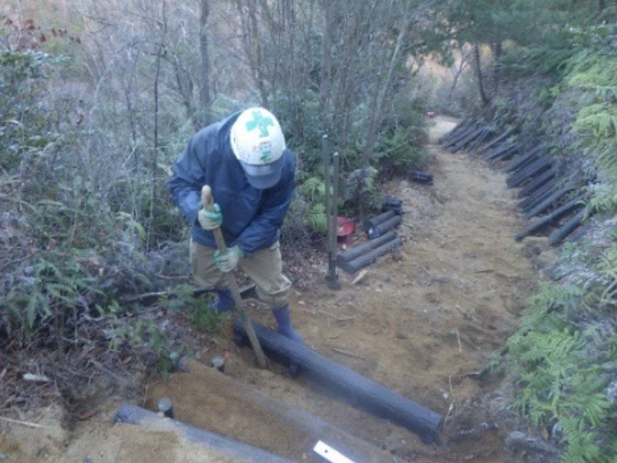 火山登山道の災害復旧工事:プラ擬木階段設置(人力による運搬設置)