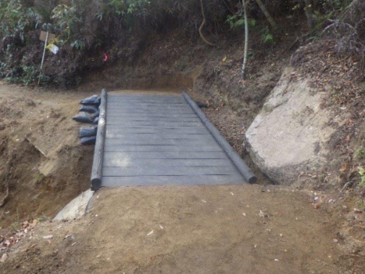 火山登山道の災害復旧工事:プラ擬木人道橋