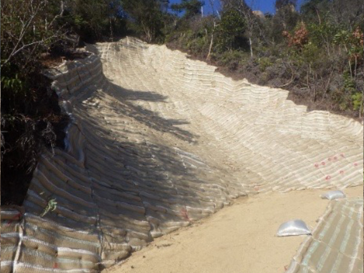 火山登山道の災害復旧工事:法面の土留め