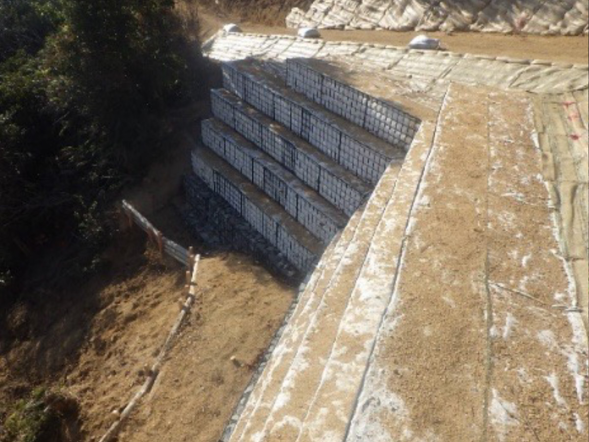 火山登山道の災害復旧工事:崩壊法面土留め柵